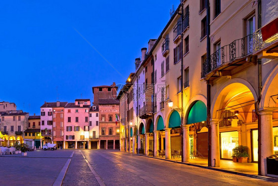 曼托瓦市Piazdelrb夜视欧洲文化资本和单一世界遗址意大利兰巴迪地区图片