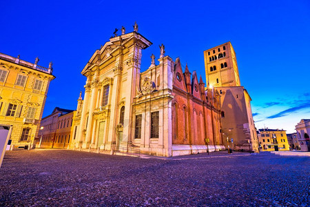 曼托瓦市广场和大教堂夜视欧洲文化资本和意大利兰巴迪地区世界遗产图片