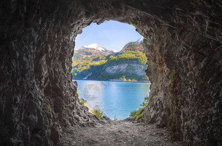 洞穴在隧道的尽头石墙和可爱的景色覆盖了山崩和长谷湖背景图片