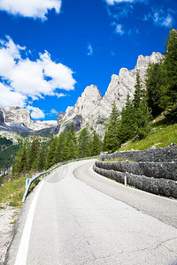 倾斜的道路图片