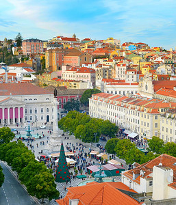 在Portugal的老Lisbon镇Rsi广场的空中观察图片