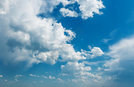 泛的蓝色夏日天空飘的白色积云图片