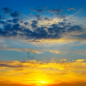 美的太阳升起天空阴云图片