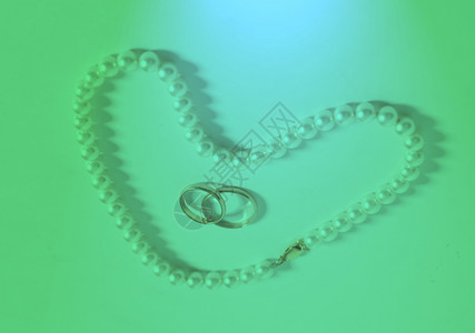珍珠项链心形结婚戒指束图片