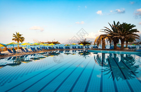 游泳池上美丽的景色海边美丽的游泳池海边滨有棕榈树图片