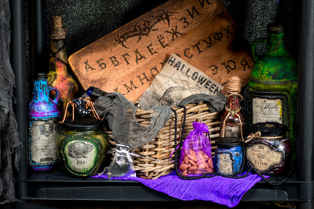 巫婆桌上的药水和占卜道具背景图片