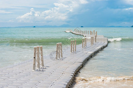 空灰色浮游艇离开海洋图片