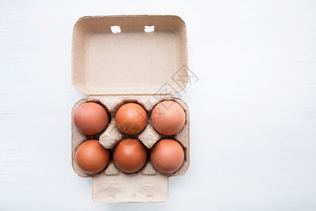 鸡蛋盒里的鸡蛋图片