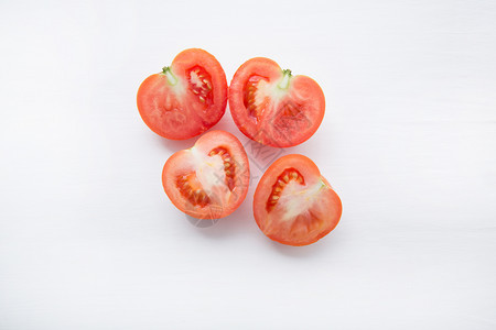 白色木制背景的新鲜番茄切片图片