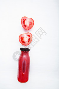 西红柿汁装在瓶子里新鲜西红柿片装在白木本底图片