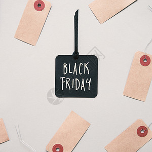 黑纸标签上贴有空白标签的黑色星期五销售标签购物概念图片