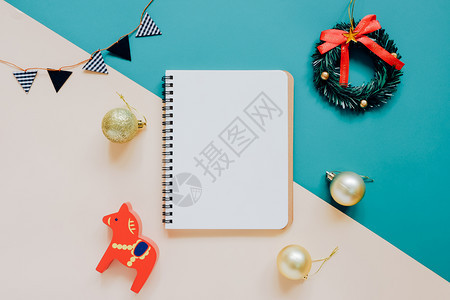 手工艺板和空白笔记本用不同背景最低风格的圣诞装饰品和多彩背景图片