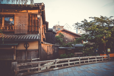 吉拉川河上安区日本京都雅潘吉拉川河安区京都日本雅潘的吉拉川河上传统的日本人住房图片