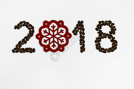 2018年咖啡豆含红雪花以2018年咖啡豆含红雪花的浅底图片