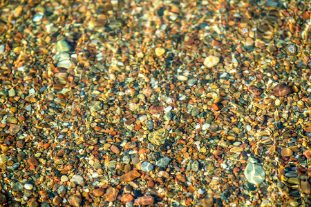黄海沙滩上的石块图片