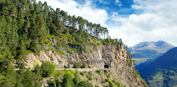 比利牛斯山脉高海拔的道路和隧道图片