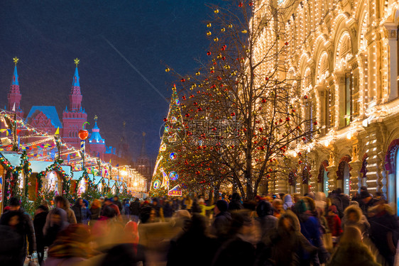 一群人聚集在圣诞莫斯科红广场个市场红广上的在暴风雪中夜拍图片