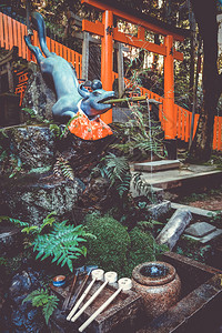 狐狸净化喷泉在fushimiinaritaishatorii神社京都日本狐狸净化喷泉在fushimiinaritaisha京都日图片
