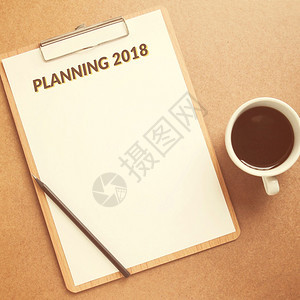 规划2018年空白剪贴板上的棕色背景顶视图和最小风格上加热咖啡图片