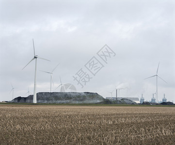 重力工业和风涡轮机在地表后面的下位于的角北面图片