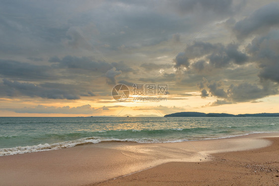 黄昏在海边的美丽景色图片