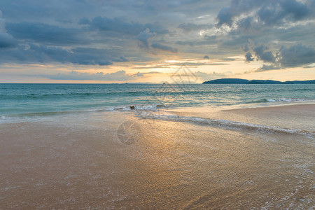 在海边度假在海边美丽的日落海边有山在海边有山图片