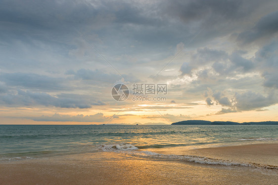 明信片的海景和明信片日落时的海景山色在泰河边地平线上图片