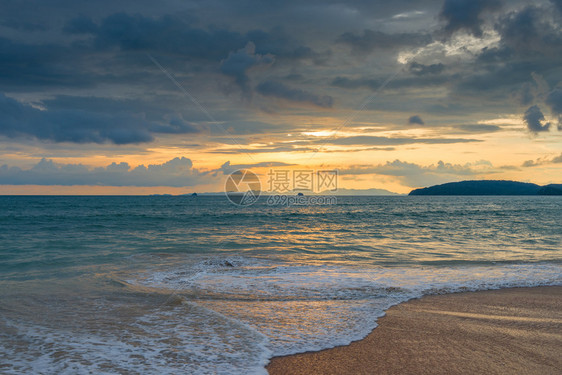 黄昏时海面上白云美丽的海景图片