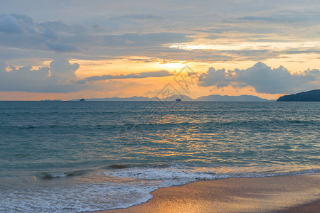 咸海沿岸橙色调的令人愉快海落日背景图片