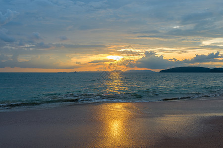 咸海沿岸橙色调的令人愉快海落日背景图片