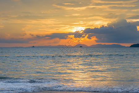 日落时的海景泰国蓝色和橙调图片
