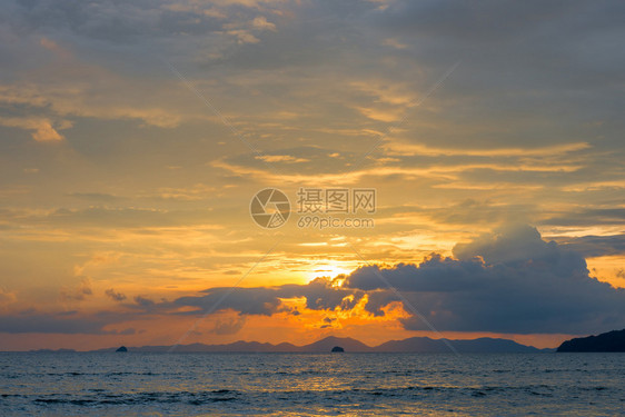 日落时的天空时在海面上图片