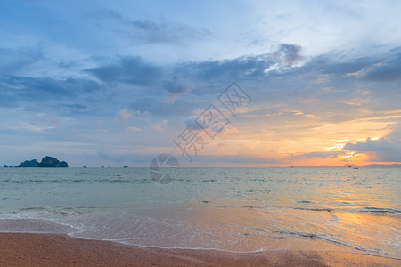 黄昏时美丽的橙色和粉红天空在宁静的海面上在泰国度假胜地图片