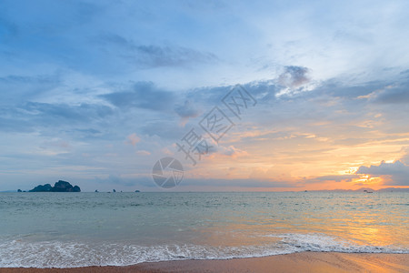 边框右下角美丽的橙色日落泰陆和海景色图片