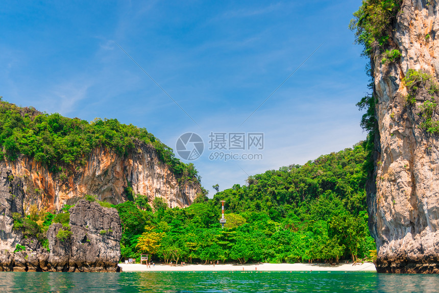 绿岛从海面向边陡峭的悬崖看望着青岛直至海边的洪岛图片