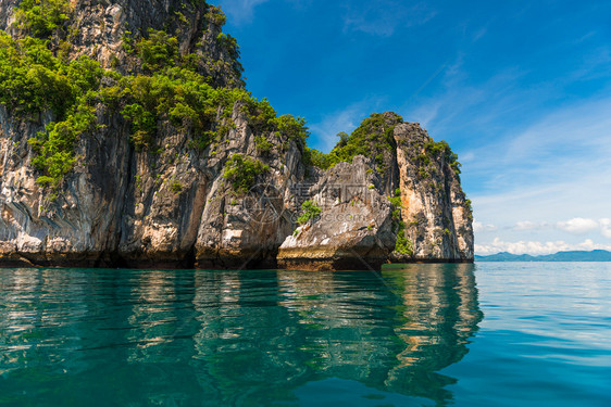 绿的干净水美丽风景高悬崖在泰国Krabi度假村图片