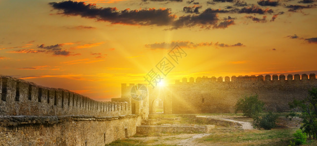 太阳从中世纪堡垒的墙上升起图片