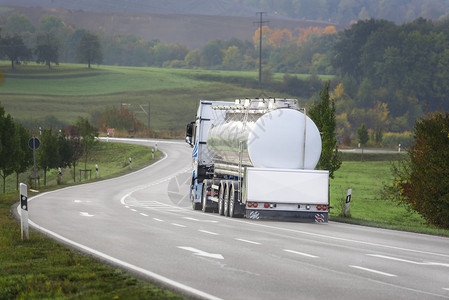 德邦物流在德国公路上行驶的大型白色油罐车背景