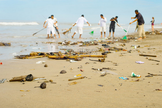 被垃圾污染的海洋图片