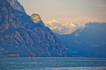 高悬崖和风景意大利的Trentioaldie地区图片