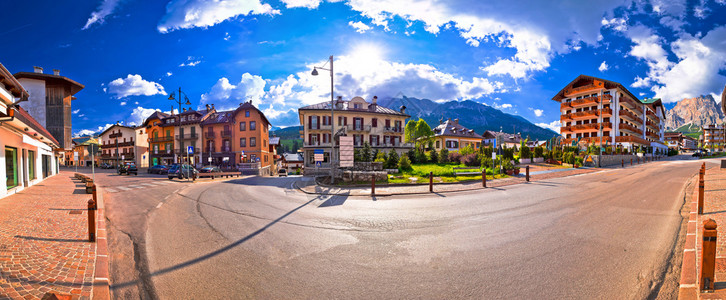 cortinadampez街道和阿尔卑斯山峰全景图片
