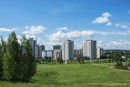 工业景观城区的边缘有高楼建筑公路和汽车背景图片