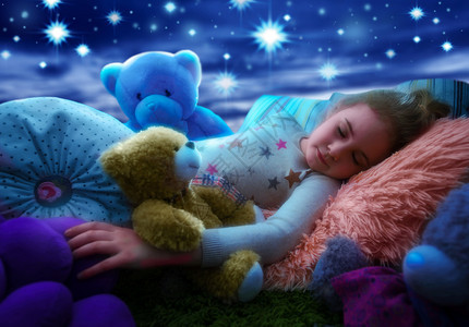 小女孩抱着玩偶在下睡觉图片
