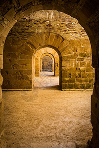 italy古老的硅状糖浆城堡以石头的视角组成拱门图片