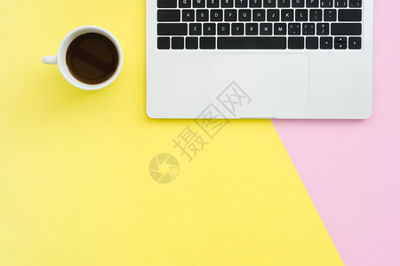 办公桌工作空间平面复制一个工作空间的上面有膝型电脑一个咖啡杯和小草地放在壁画背景上粉色彩背景空间概念图片