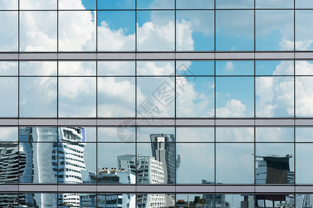 高玻璃办公室的云反射天空蓝色反射建筑物的窗户商业背景建设图片