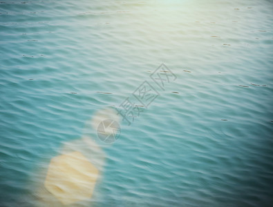 蓝色水浪的软焦点与耀斑古老的过滤自然背景图片