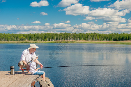 家人假日码头上钓鱼旅行图片