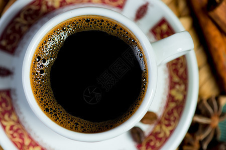 杯中黑咖啡的特端视图背景图片