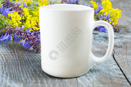白咖啡杯加花和黄空杯加设计或文字的地方白咖啡杯加雪花和黄图片